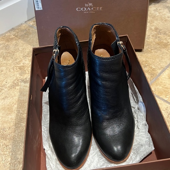 Coach Heidi Boot LIKE NEW Comes WITH BOX - Picture 5 of 6